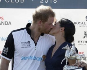 Meghan Markle bacia il principe Harry 