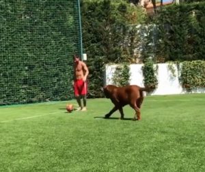 Messi si allena giocando a calcio col suo cane