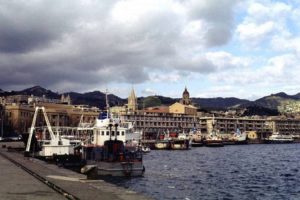 Migranti, nave irlandese sbarca a Messina. Salvini: stop navi internazionali