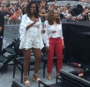 Michelle Obama balla in shorts al concerto di Beyoncé 