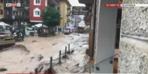 Maltempo, temporali e grandine in Alto Adige. A Moena fiume di fango