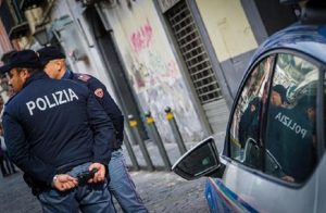 Napoli, affida il bimbo di 13 mesi a tossicodipendente per prostituirsi (foto Ansa)