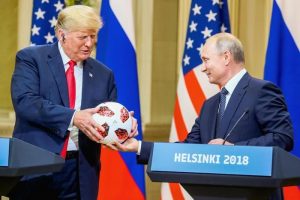 Pallone-spia alla Casa Bianca? Dubbi sul chip nel regalo di Putin a Trump