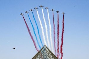 Francia, parata del 14 luglio con gaffe: due moto si scontrano, la pattuglia acrobatica sbaglia il tricolore
