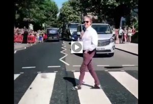 Paul McCartney torna a Abbey Road e...attraversa le famose strisce