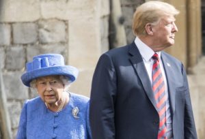 Trump dalla regina Elisabetta: in ritardo e niente inchino. Inglesi indignati