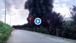 Caivano: incendio che si vede da chilometri, bruciano quintali di plastica VIDEO