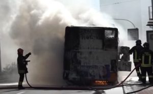 Genova, incendio sul bus: autista eroe salva i passeggeri VIDEO