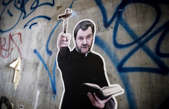 Matteo Salvini in tonaca da prete e col crocifisso in mano: murales a Roma FOTO