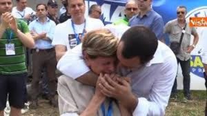 YOUTUBE Salvini a Pontida si commuove con la mamma di Gianluca Buonanno