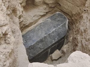 Egitto, svelato il mistero del sarcofago nero: custodiva una famiglia