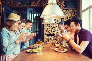 New York: i ristoranti ti chiedono no smartphone a tavola