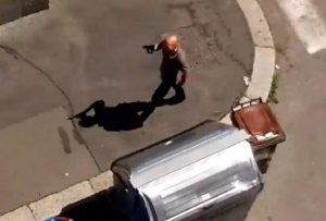 YOUTUBE Torino, italiano armato in strada minaccia uomo di colore: "Vieni qua, ti sparo come i cani"