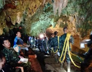 Thailandia, in salvo i primi due ragazzini: fuori dalla grotta, stanno bene