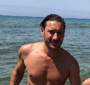 Francesco Totti a Sabaudia coi figli, il commento di Tiziano Ferro alla foto su Instagram