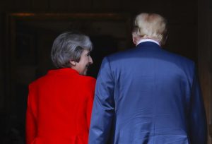 Trump da May: prima minaccia "accordi a rischio", poi parla di "relazioni mai così buone"