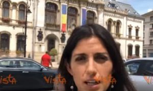 Virginia Raggi va in Romania presenta la sua terza via per i campi rom