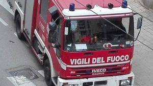 Roma, auto in fiamme sulla Cristoforo Colombo: strada chiusa e code