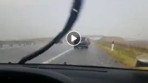 Autostrada A14: grandinata vicino Cerignola, auto costrette a fermarsi per i chicchi VIDEO