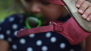 Prova le scarpe in negozio a piedi nudi: bimba di 4 anni contrae infezione e rischia la vita