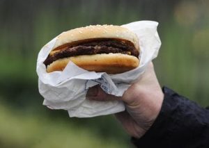 Bagnino muore soffocato da un boccone di hamburger in pausa pranzo
