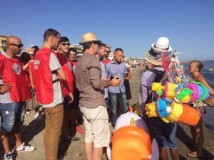 Casapound, blitz-ronda in spiaggia a Ostia: "Via ambulanti abusivi" 