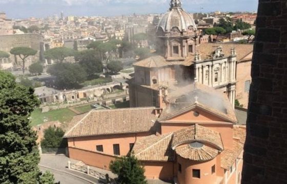 Roma, crolla il tetto della chiesa di San Giuseppe dei Falegnami