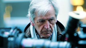 Costa Gravas morto: fake news diffusa da un giornalista italiano. Il regista costretto a smentire in diretta tv