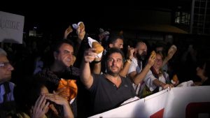 Migranti Diciotti, catanesi con un arancino in mano in segno di accoglienza