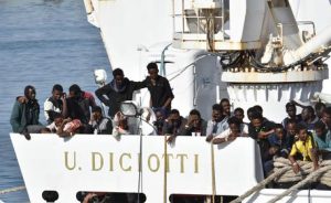 Nave Diciotti verso Pozzallo. Salvini: "Sbarca solo se i migranti vengono spartiti in Europa"
