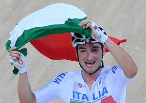Ciclismo, Vuelta: Elia Viviani trionfa nella terza tappa. Battuti in volata Nizzolo e Peter Sagan