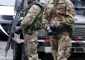 Militari italiani, sempre più suicidi. Trenta: "Psicologi al fianco dei soldati"