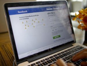 Facebook rimuove 652 fake legati a Russia e Iran: "Volevano influenzare elezioni Usa" 