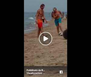 Francesco Totti con il figlio Cristian, show in spiaggia a Sabaudia