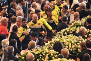Genova, funerali di Stato per il ponte Morandi: lungo applauso a vigili del fuoco che salutano bare VIDEO