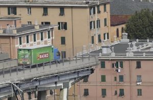 Genova, parla l'autista del camion fermo a un passo dal baratro: "Ho visto la macchina di fronte inghiottita" (foto Ansa)