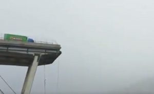 Genova, il camion sospeso a un passo dal baratro VIDEO