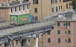 Genova, la testimonianza di un camionista: "Ho visto il ponte crollare dallo specchietto retrovisore" (foto Ansa)