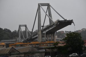 Genova, nel 2009 Autostrade per l'Italia ipotizzò la demolizione del Ponte Morandi (foto Ansa)