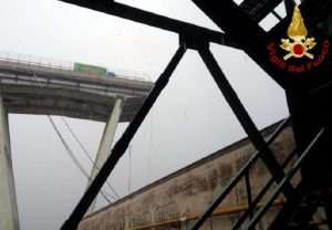 Genova, Domenico Criscito: "Sono passato sul ponte 10 minuti prima del crollo" (foto Ansa)