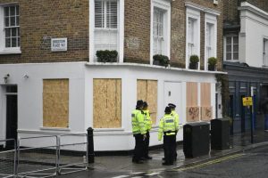Londra violenta: aggressioni con l'acido e sparatorie. Anche la polizia presa di mira