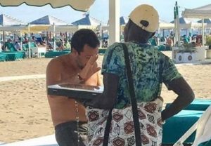 Medoune e Moussa Mbaye, i vu cumprà pro Matteo Salvini. Uno si fa il selfie con lui...