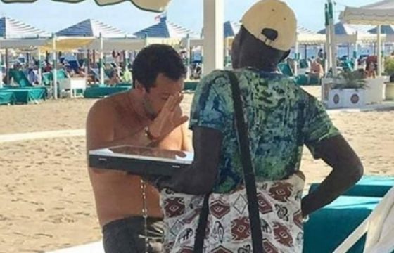 Matteo Salvini e il vu cumprà: ambulante "sfida" ministro in spiaggia FOTO