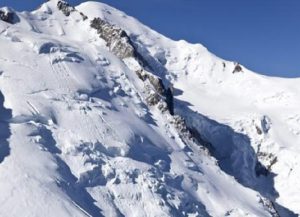 Monte Bianco, ormai fa troppo caldo: 100mila metri cubi di roccia crollano da una cresta