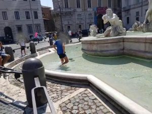 Roma, ragazzino spagnolo di 12 anni fa il bagno nella fontana di piazza Navona. Genitori multati