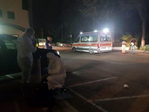 Terni, neonato trovato morto davanti al supermercato: la madre accusata di omicidio 