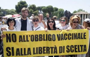 Rimini: l'ex marito le fa causa, giudice ordina a mamma no vax di vaccinare il figlio