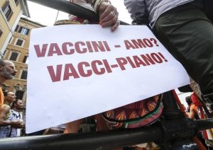 Vaccini, liberi tutti: obbligo il giorno del mai e l'anno del poi. Vince No vax