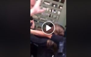 Poliziotto colpisce ragazzina di 14 anni in faccia mentre la arresta VIDEO
