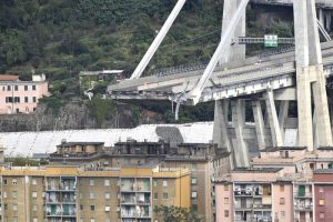 Ponte Morandi rischia di crollare sulle case. Toti ad Autostrade: "Da abbattere subito"